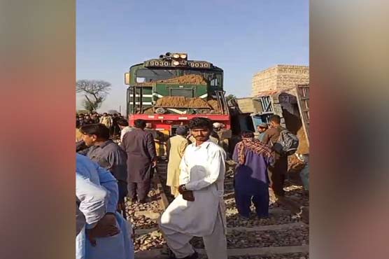 Awam Express collides with tractor-trolley near Raiwind